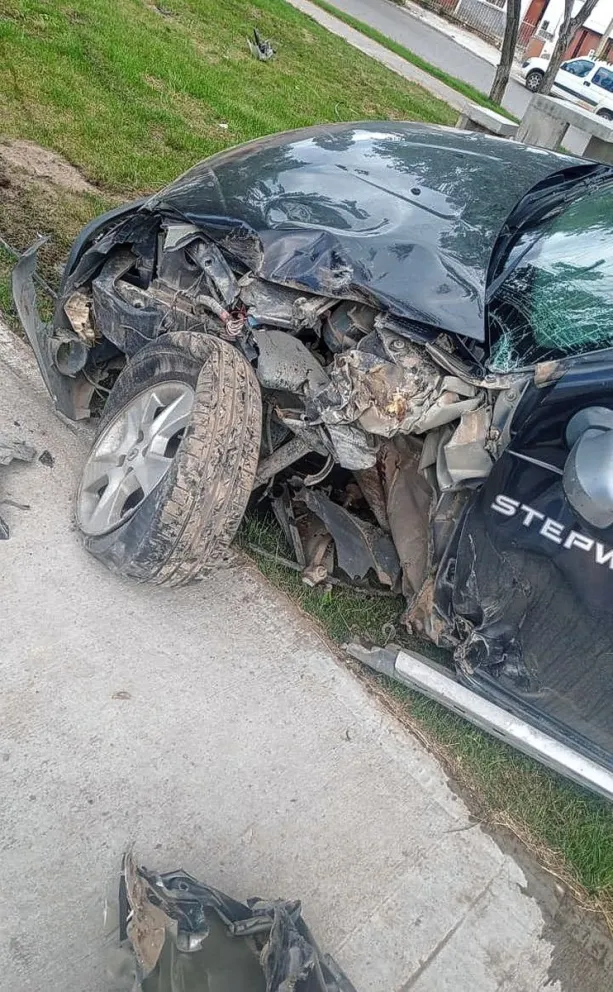 Chocó contra un árbol y  dejó el auto abandonado