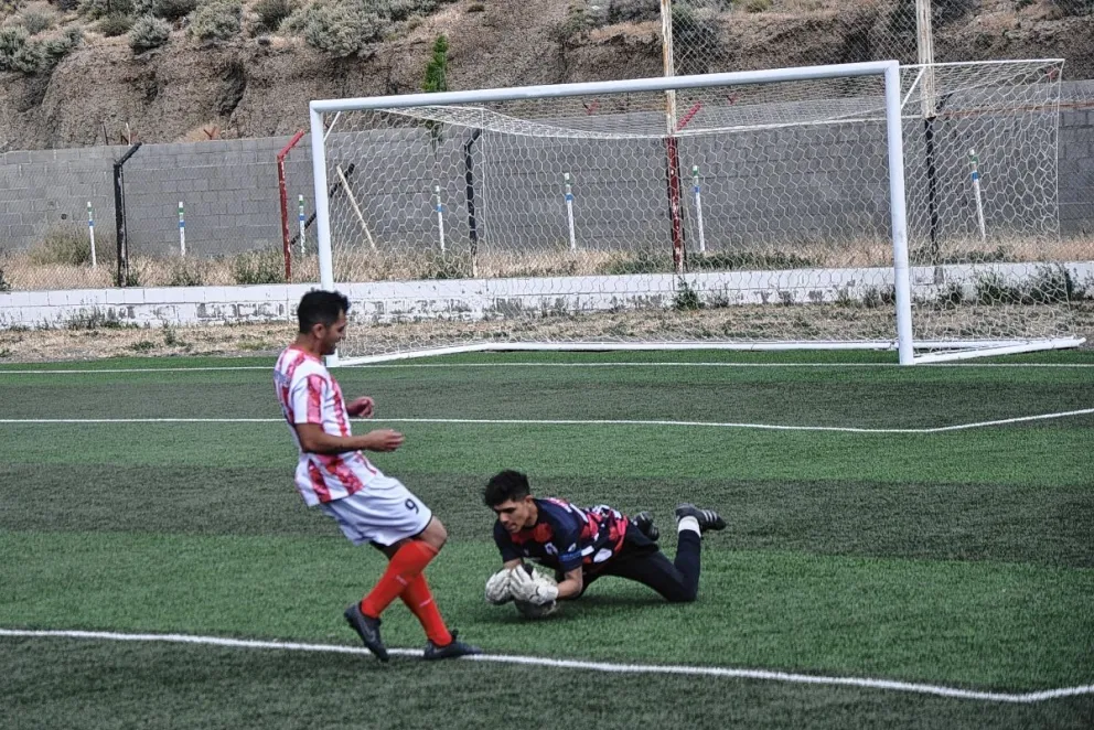 Deportivo Roca empató y acaricia el ascenso
