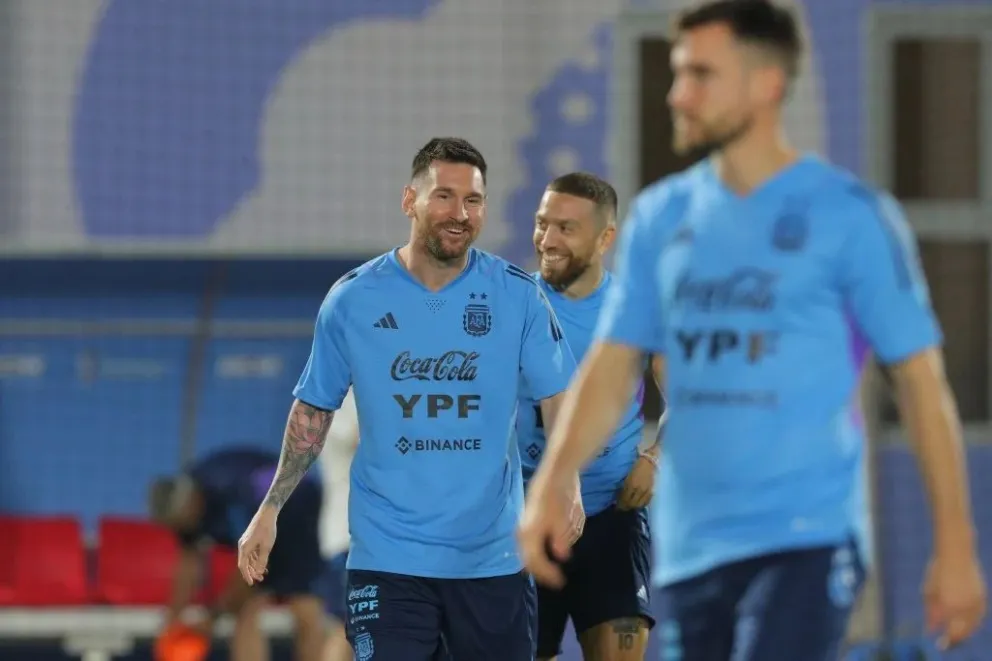 Respira Scaloni: Messi se entrenó a la par de sus compañeros y estará en el debut de Argentina en Qatar