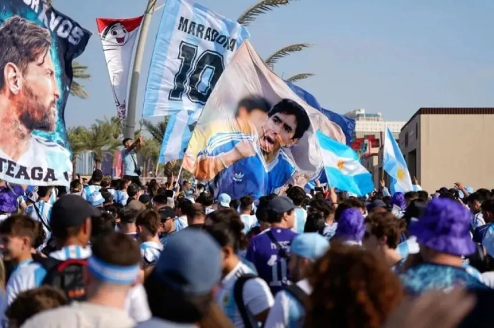 Hinchas argentinos bajaron la bandera de Inglaterra en Qatar y generó inconvenientes con la Policía