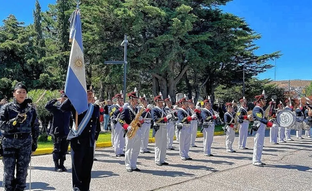 121° Aniversario de Caleta Olivia: Desfile con gran concurrencia de vecinos e instituciones
