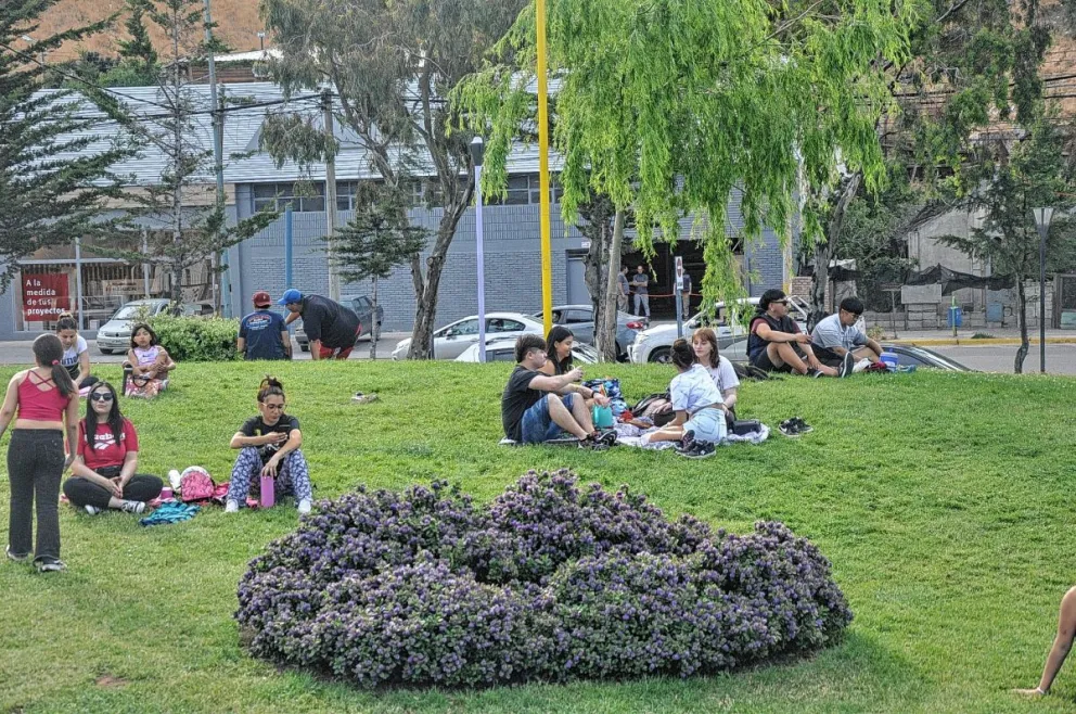 Playas y parques colmados de vecinos disfrutando del feriado con casi 30 grados