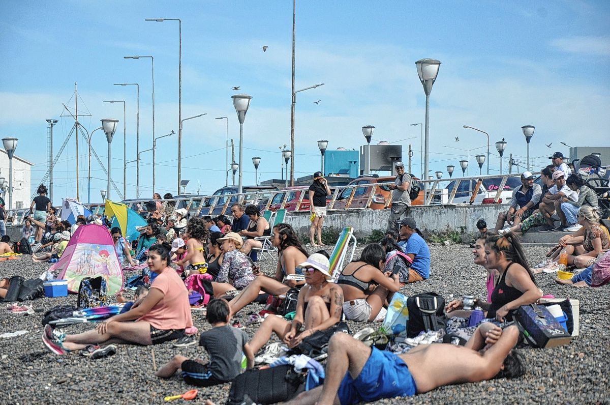 Playas y parques colmados de vecinos disfrutando del feriado con casi 30  grados | Diario Crónica