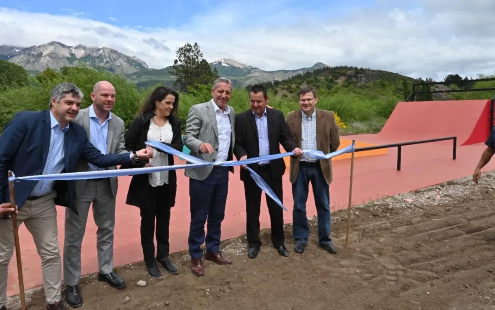 Arcioni inauguró obras y anunció la construcción de una escuela en Corcovado