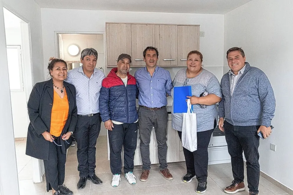 Luque entregó dos nuevas viviendas  sociales en la zona norte de Comodoro