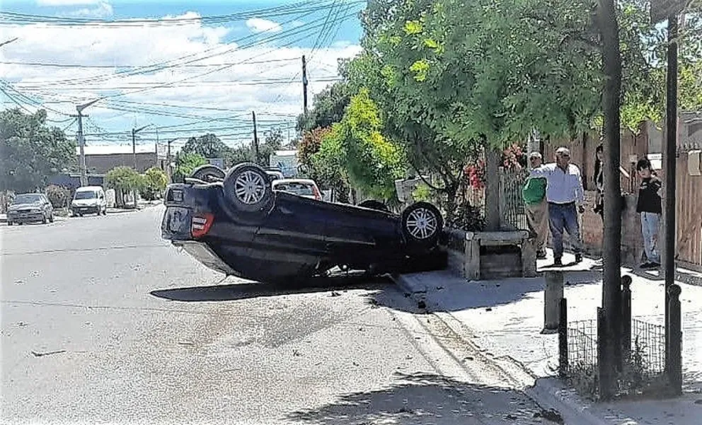 Volcó un auto en una calle de Trelew y otro con estudiantes en la ruta a Gaiman