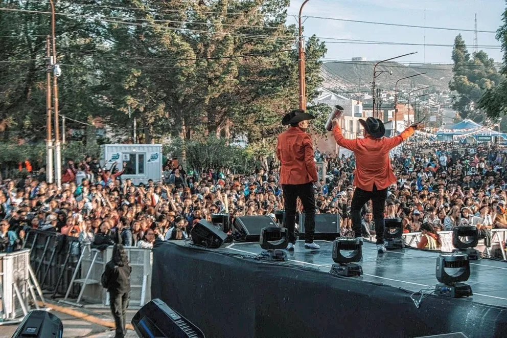 Rotundo éxito en el cierre del Festival Aniversario de Caleta Olivia