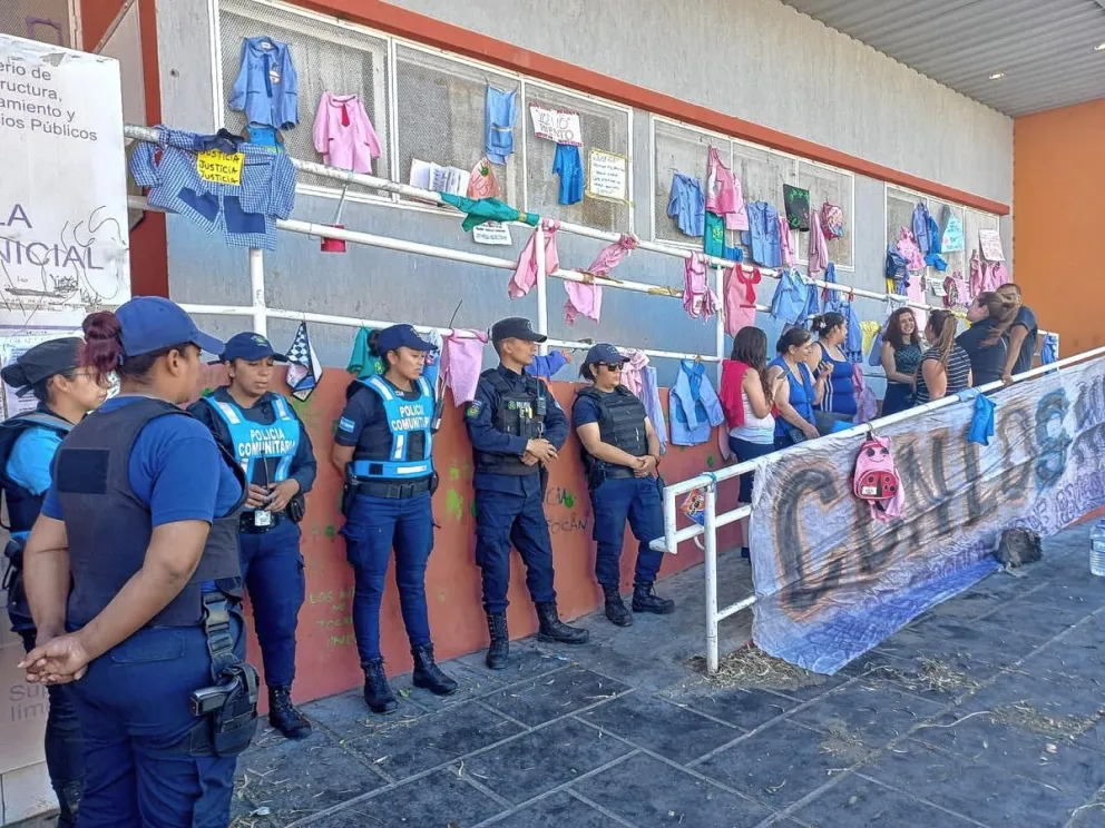 Hubo un abrazo simbólico y reclamo con fuerte presencia policial en el Jardín 406