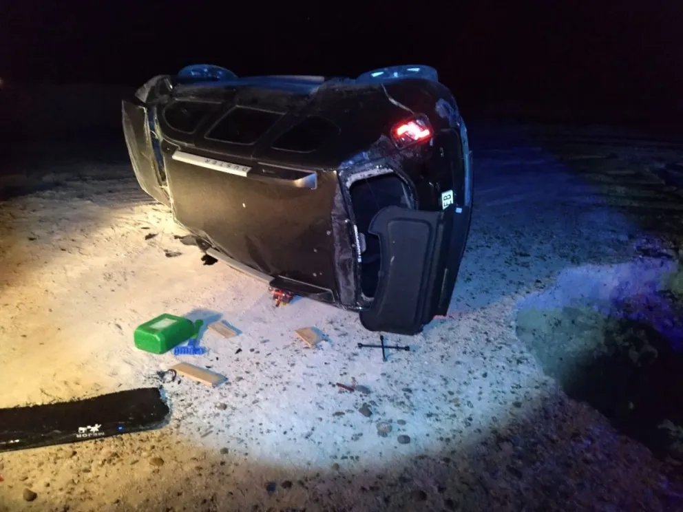 Perdió el control, volcó y sufrió una fisura en un brazo