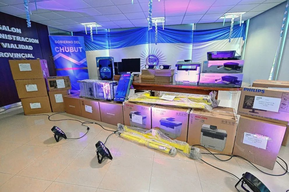El Gobierno entregó equipamiento de la Fundación del Banco Chubut a 16 instituciones educativas