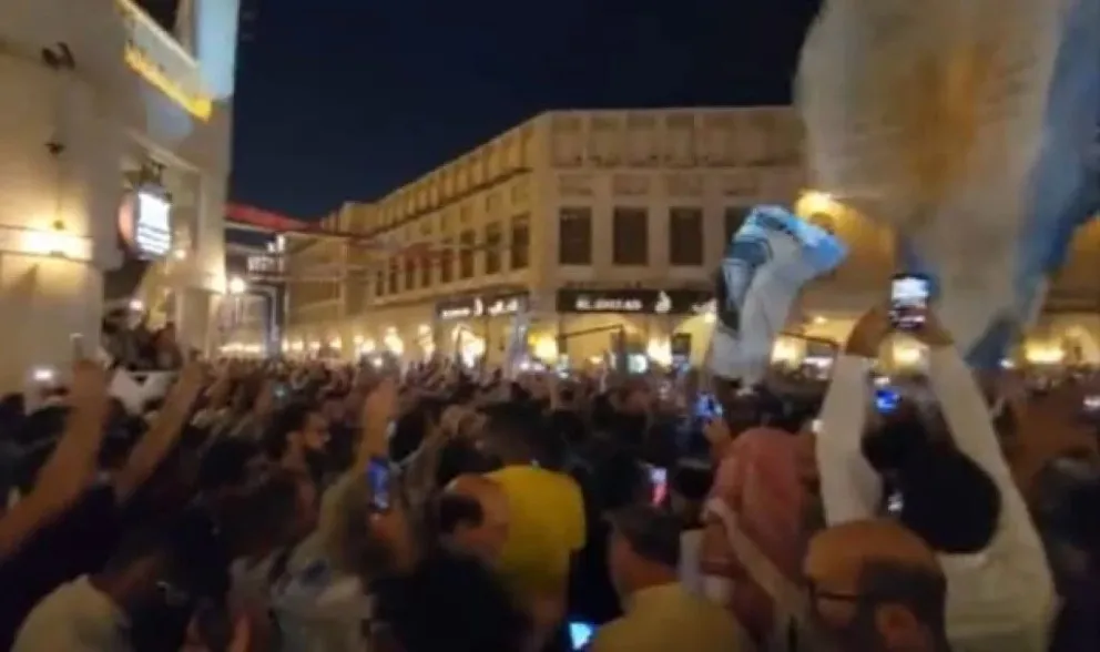 Imponente banderazo de los hinchas argentinos en Doha antes del partido con México