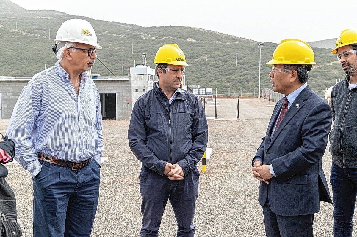 Luque visitó la planta de hidrógeno de CAPSA con el embajador de Corea del Sur