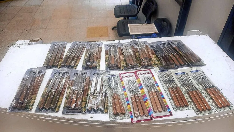 Se llevaba varios cuchillos, tenedores y cucharas de un supermercado, pero fue "descubierto” y terminó preso