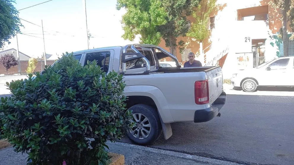 Le robaron en Trelew la camioneta al intendente de Gobernador Costa cuando bajó a comprar facturas a una panadería