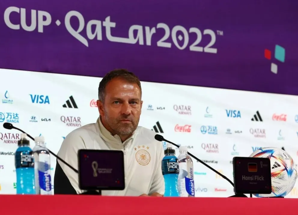 El técnico de Alemania dijo que su Selección afronta una "final" contra España y debe defender su reputación