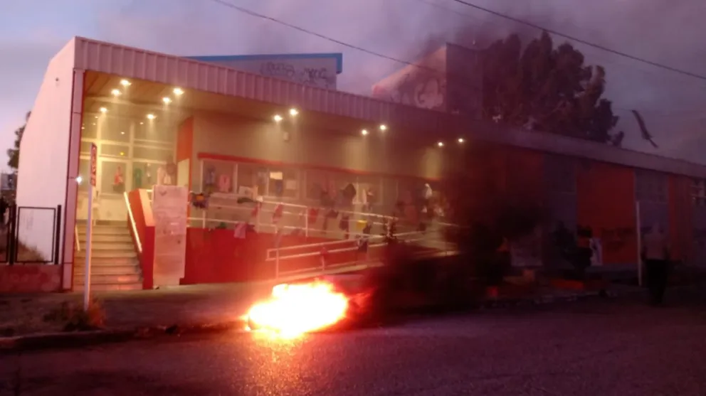 Padres del Jardín 406 realizaron una protesta y vigilia y no descartan nuevas acciones de reclamo
