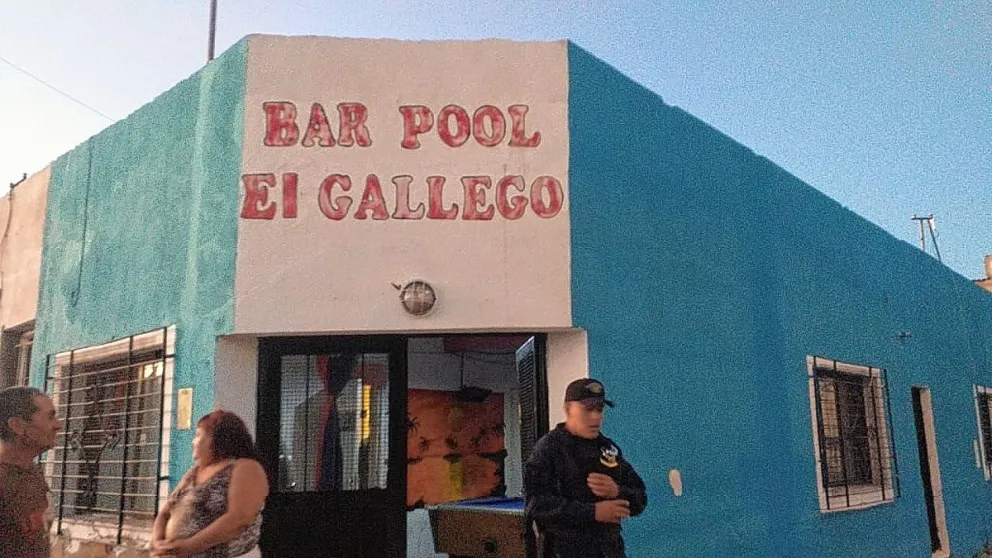 Balearon a un hombre dentro de un bar durante una pelea entre ebrios