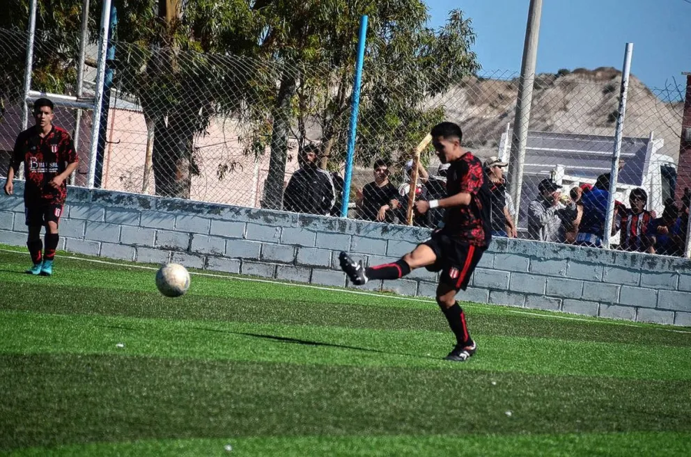 Ameghino goleó y clasificó a semifinales