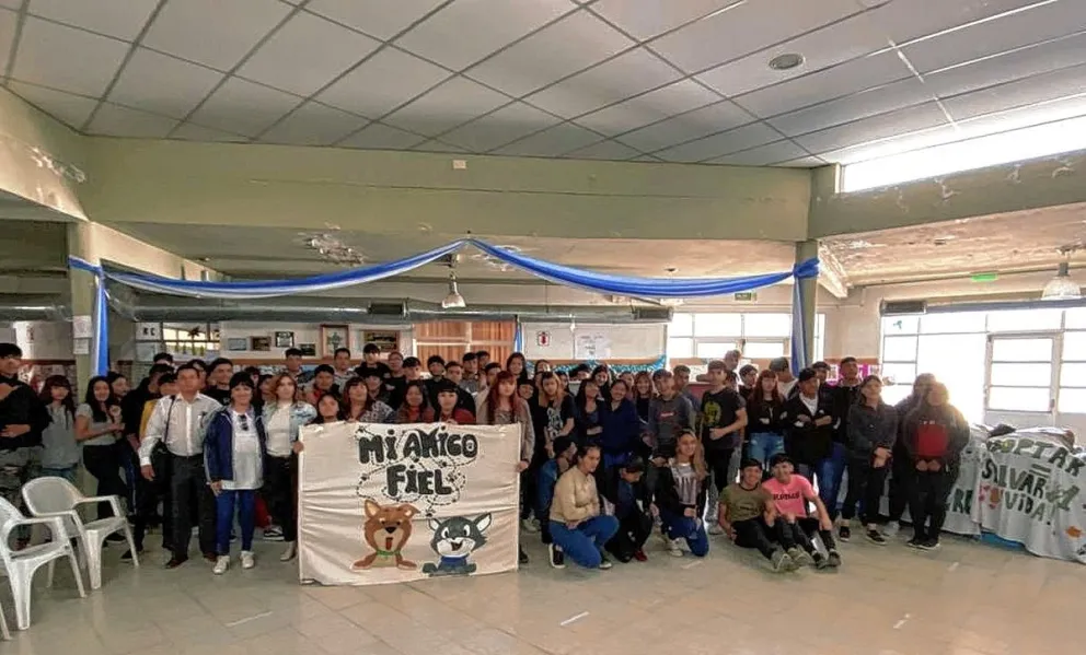 Alumnos de la Escuela Nº 737 donaron 2.000 kilos de alimento a dos grupos mascoteros