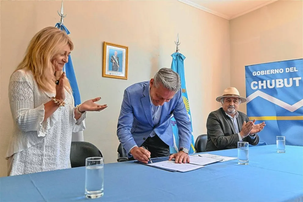 El gobernador firmó el inicio de obra de 128 viviendas en Comodoro y un acta compromiso para otras 109