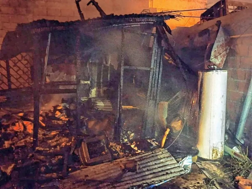 Hacía un asado y se le prendió fuego el baño de la casa