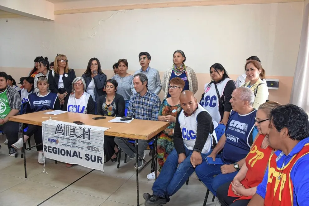 La Mesa de Unidad Sindical repudió el ataque con bombas molotov contra la sede de ATECh