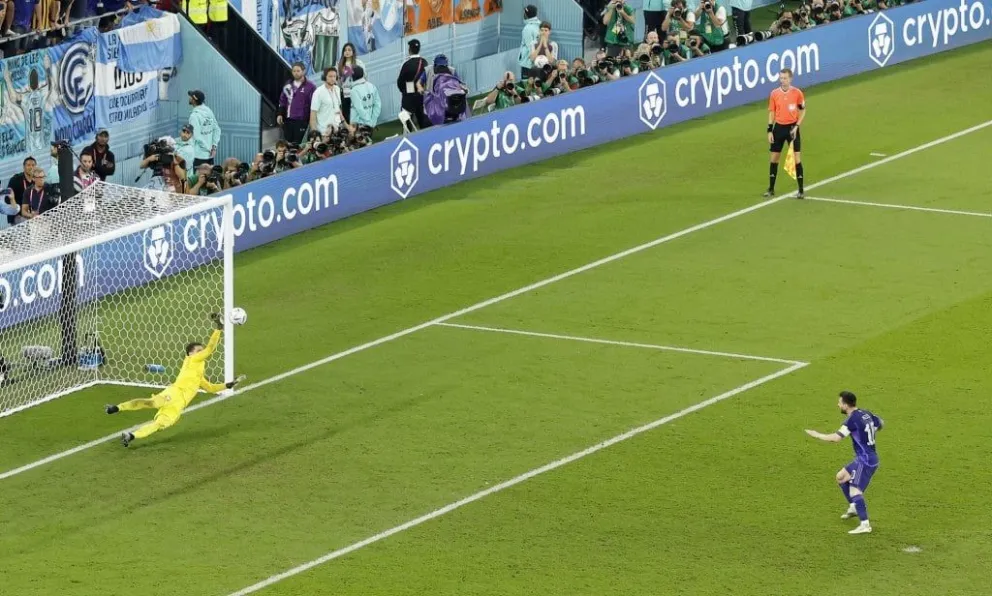 Video: el VAR intervino para sancionar penal, pero Messi no pudo con el arquero polaco