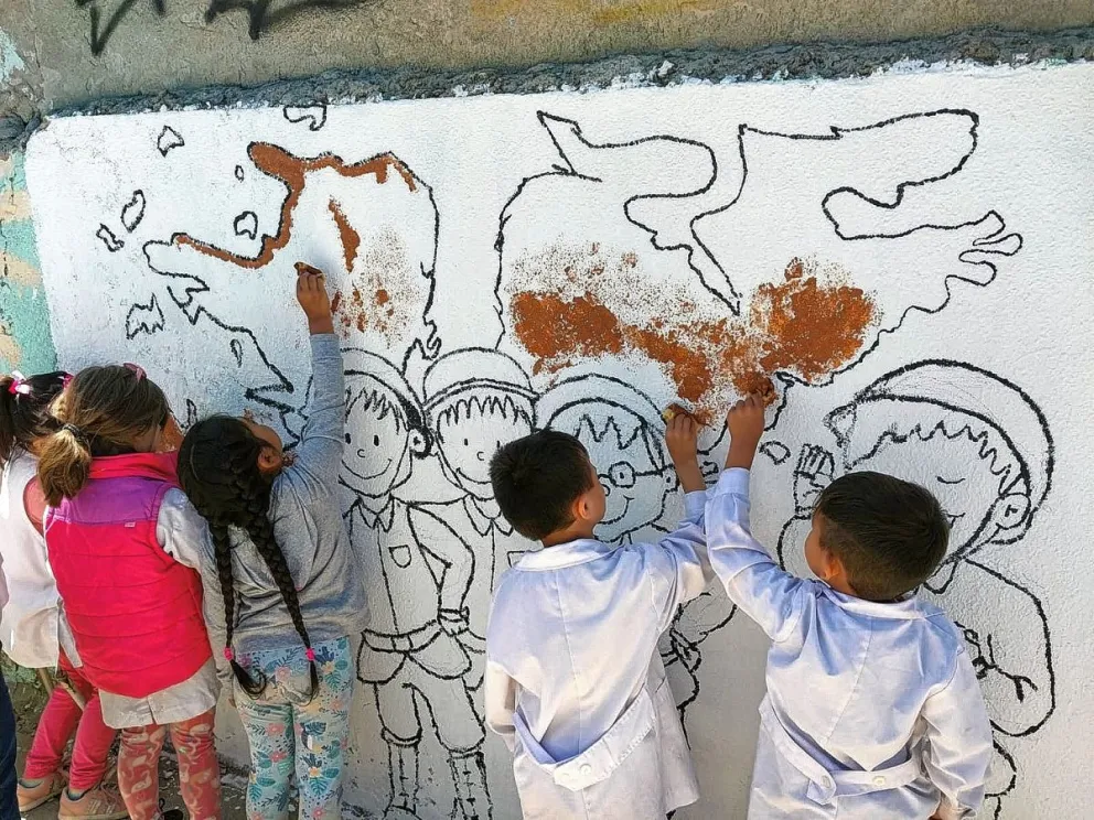Alumnos de la Escuela Nº 39 pintaron un mural en conmemoración a los Veteranos y Caídos en la Guerra de Malvinas