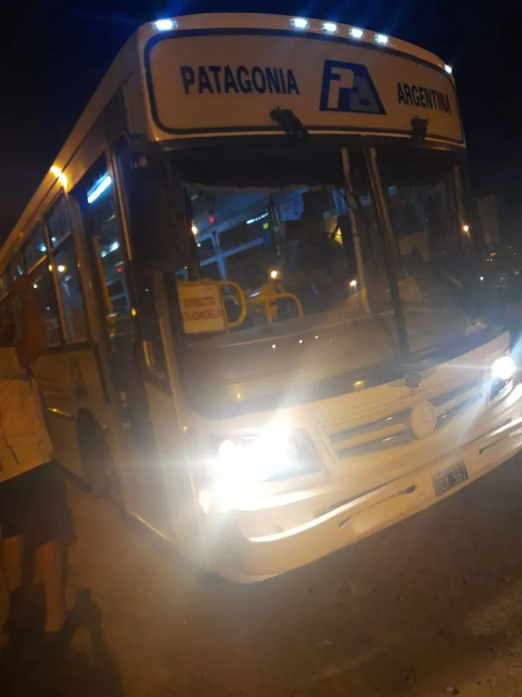 Insultaron a un colectivero y rompieron uno de los vidrios del rodado en barrio Padre Corti 