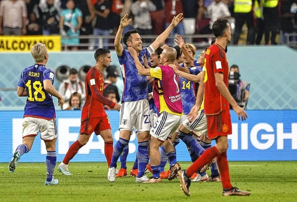 Japón dio otro batacazo Mundial y le ganó a España, que se clasificó con lo justo en el increíble Grupo E