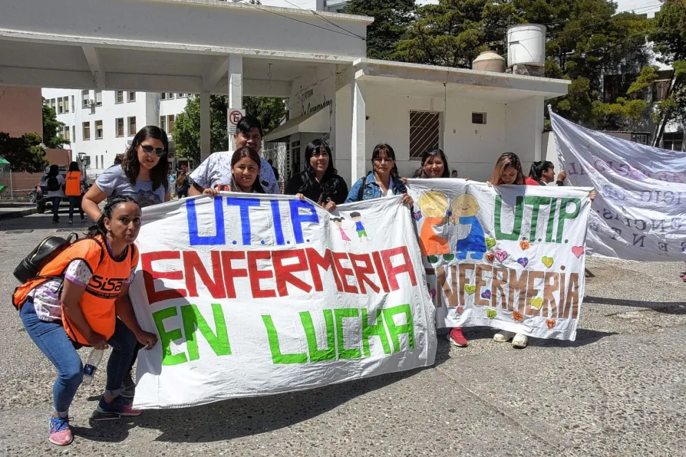 Trabajadores de Salud Pública se movilizaron frente al hospital por aumento salarial