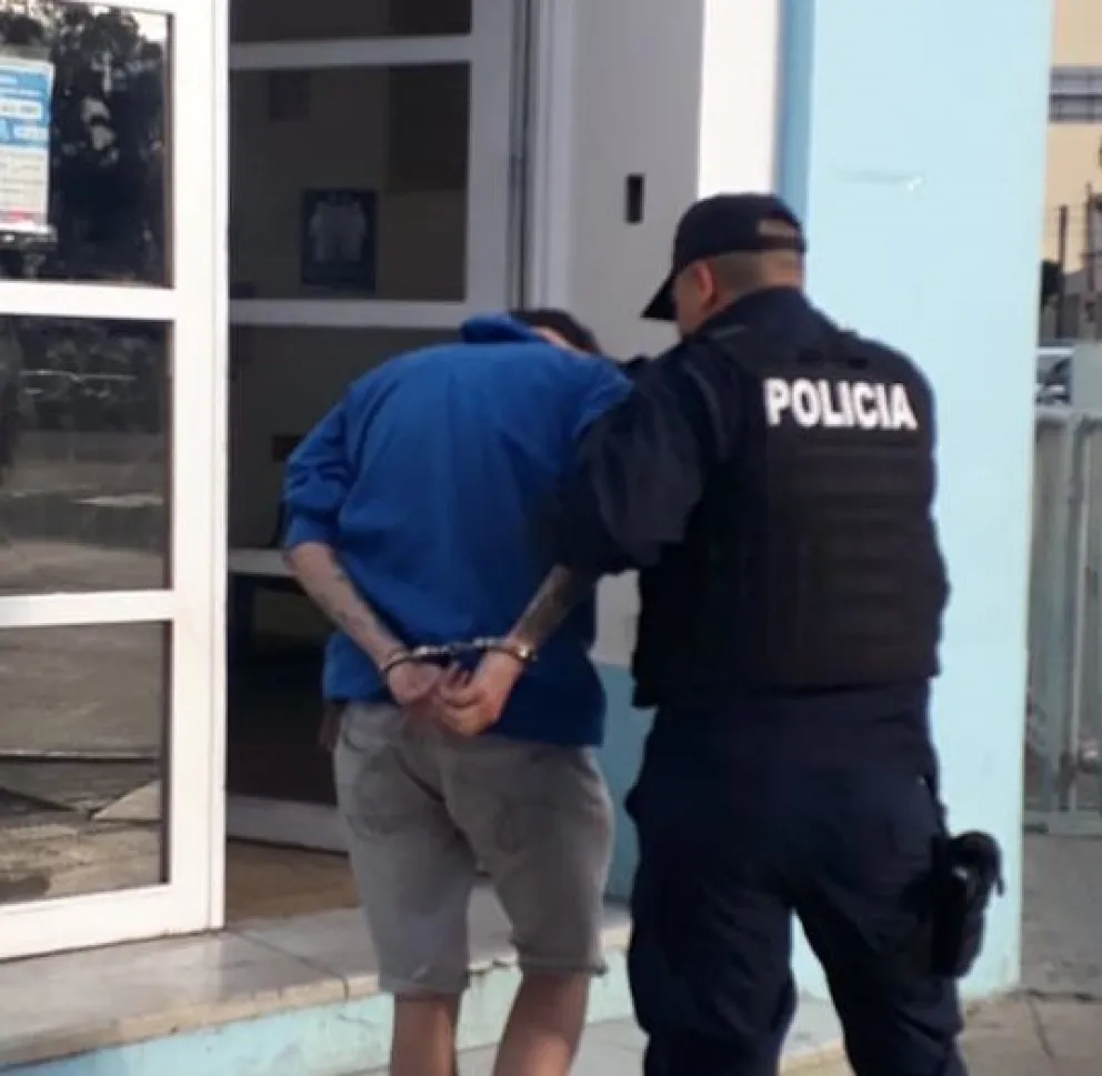 Rompió el vidrio de una vivienda y fue perseguido y atrapado por el propietario