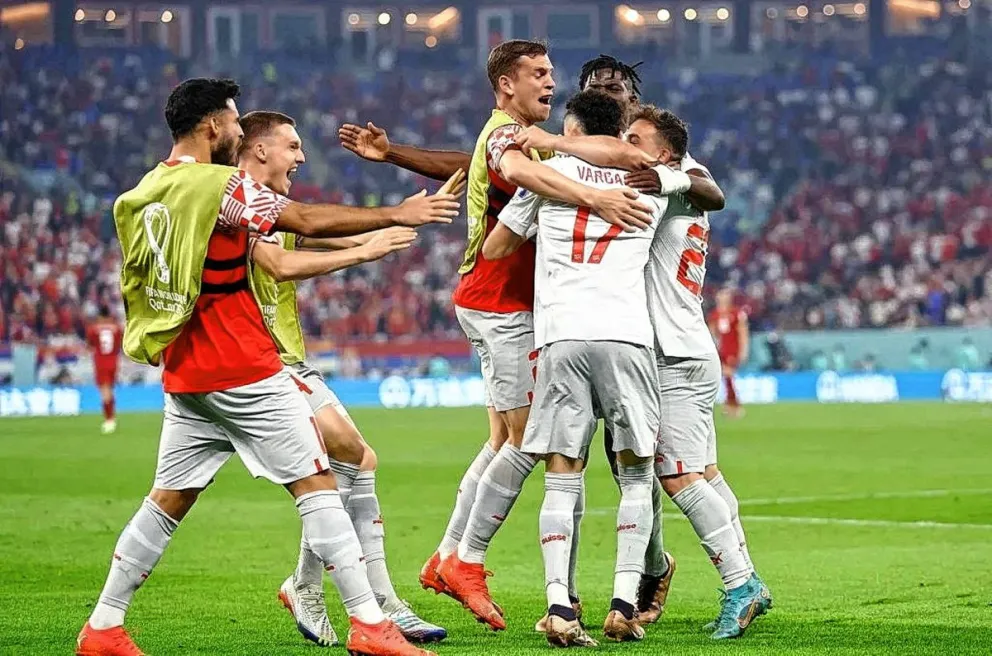 Suiza venció a Serbia en un parido a puro gol y se clasificó a octavos de final