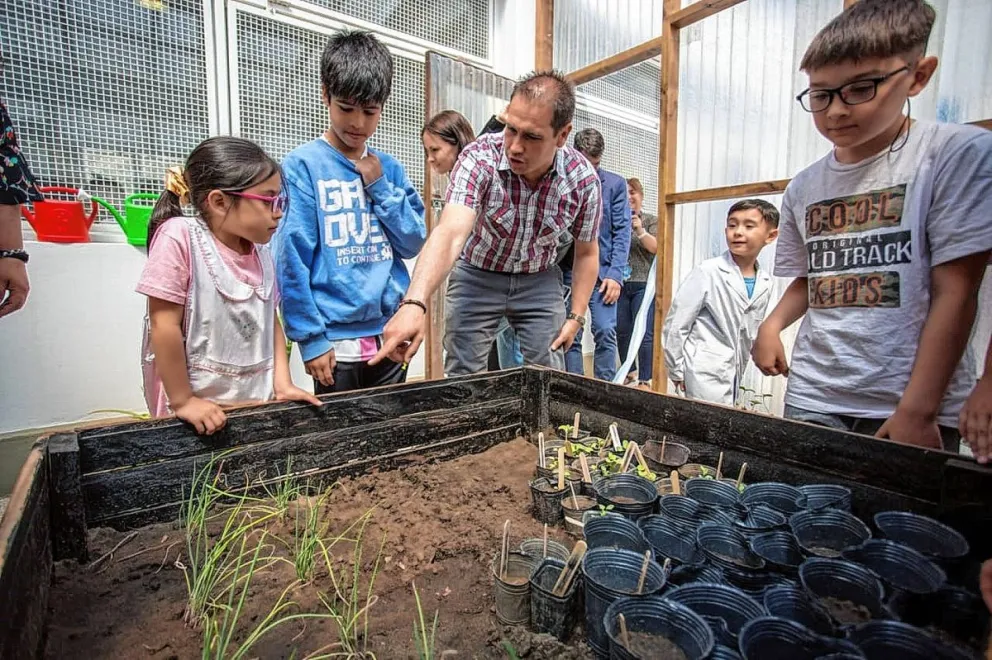 Escuelas de jornada extendida inauguraron huertas para que los alumnos siembren, cultiven y consuman sus propios productos
