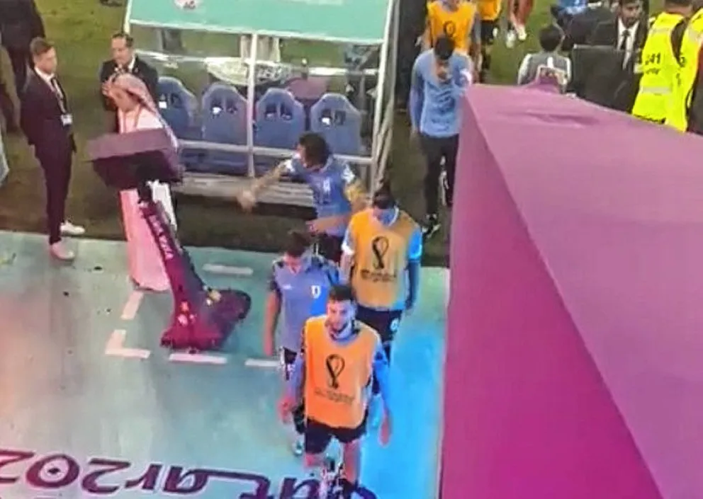 Edinson Cavani le pegó al VAR luego de la eliminación de Uruguay
