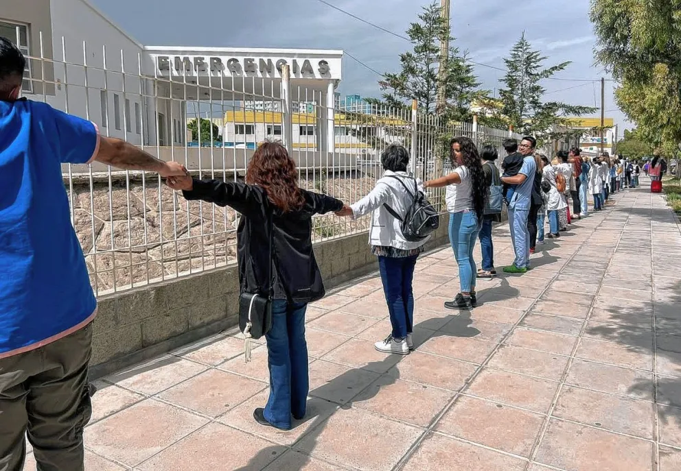 Realizaron un abrazo simbólico al Hospital Regional por la crisis en salud pública