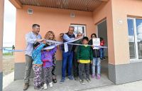 En un emotivo acto, Arcioni entregó 15 nuevas viviendas a familias de Gualjaina