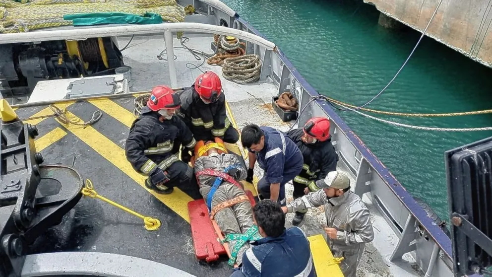 Provincia organizó un simulacro de asistencia y evacuación de un accidente a bordo de un barco en el puerto local