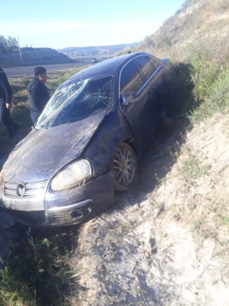 Volcó en el camino Roque González y dejó el vehículo abandonado 