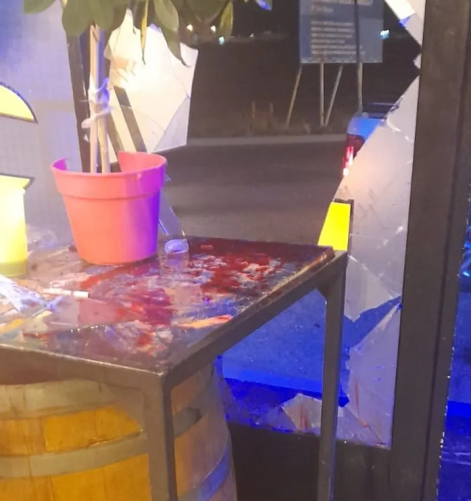 Le pidieron que se retirara de un pub, se enojó y rompió un vidrio