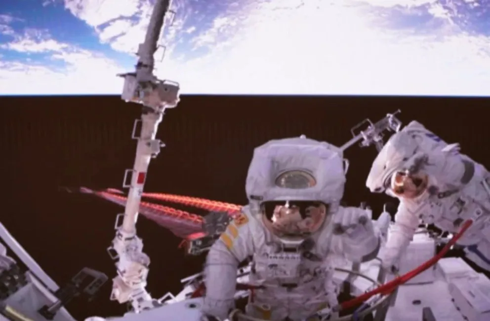 Regresan a salvo tres astronautas chinos tras seis meses en la estación espacial Shenzhou-14
