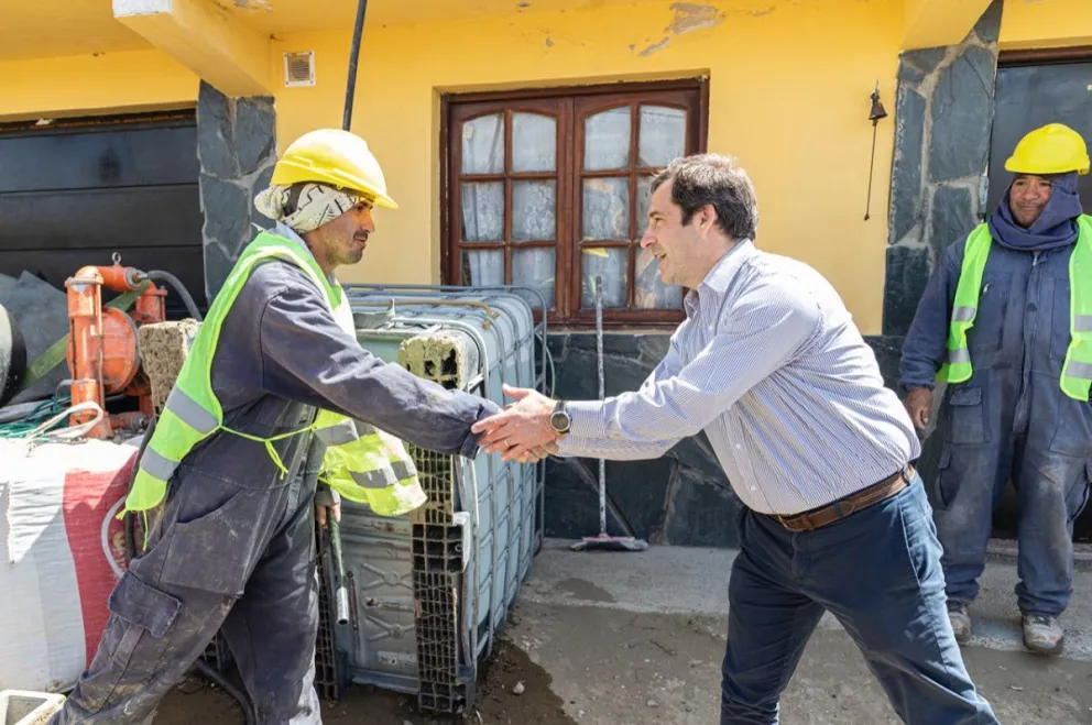 Luque supervisó los avances de la red cloacal en el barrio Sismográfica