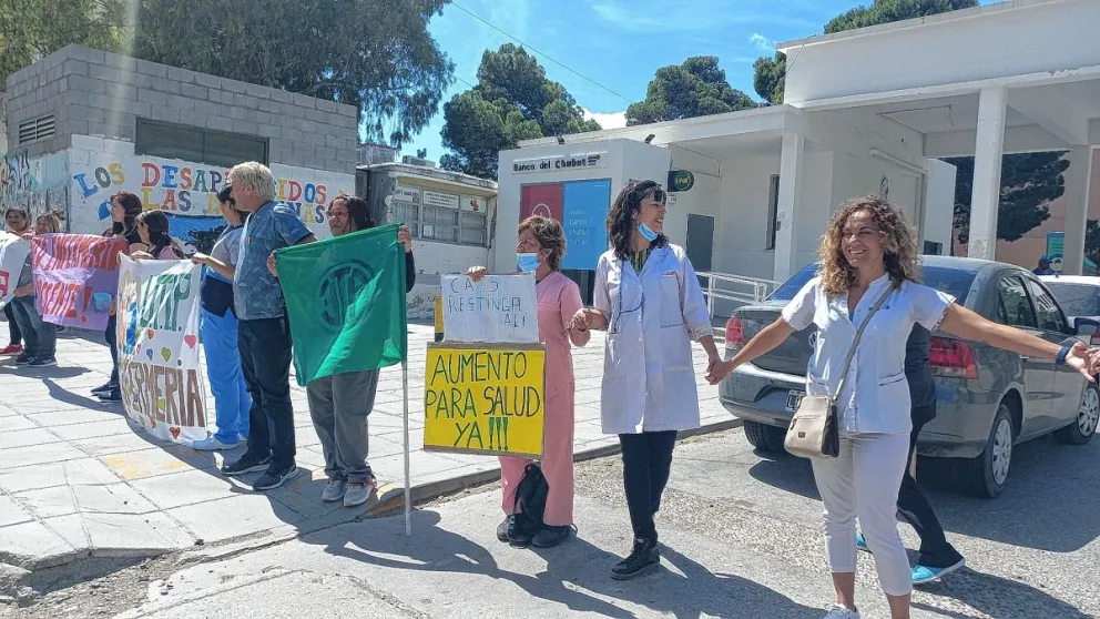 Siguen los reclamos en salud: concretaron un nuevo abrazo simbólico en el nosocomio