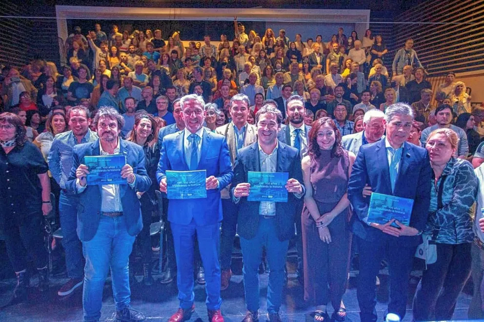 Luque acompañó la presentación del libro de Felipe Pigna sobre los 100 años de YPF