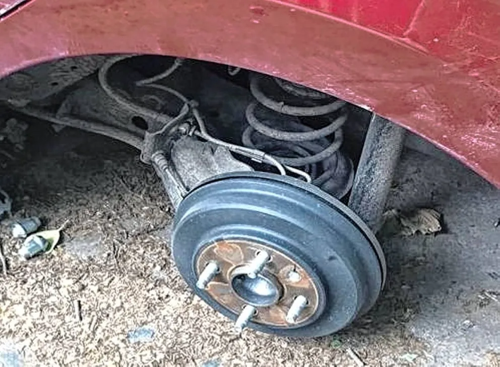 En pocas horas robaron una decena de cubiertas en Trelew: a una camioneta la dejaron sobre un crique