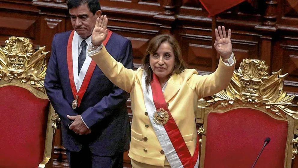 Dina Boluarte se convirtió en la primera mujer gobernante de Perú ante la destitución de Castillo