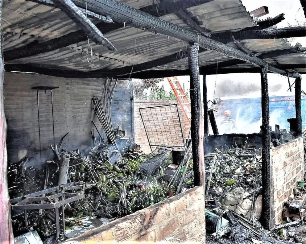 En Playa Unión, conocido artesano prendió fuego parte de su casa quemando basura en el patio