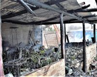 En Playa Unión, conocido artesano prendió fuego parte de su casa quemando basura en el patio