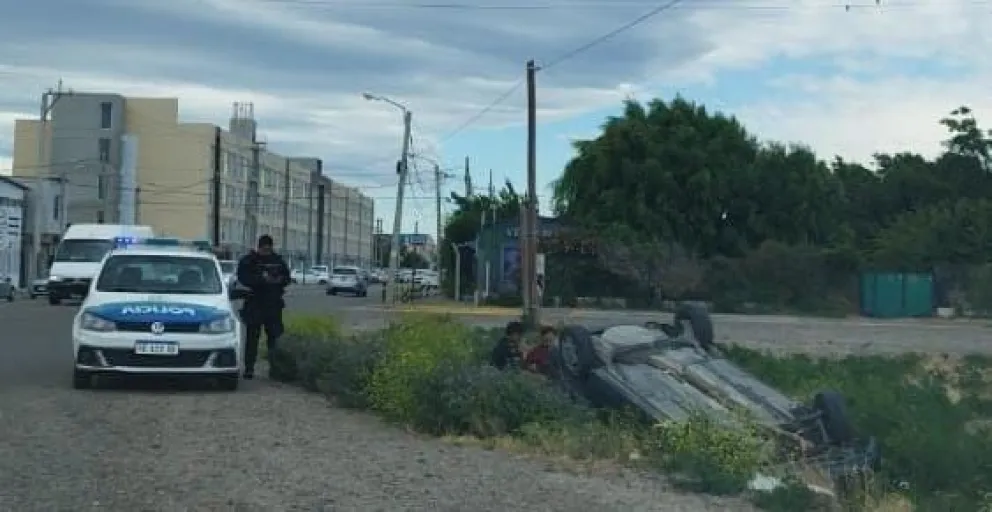 Salió a comprar en el auto de su amigo y volcó 