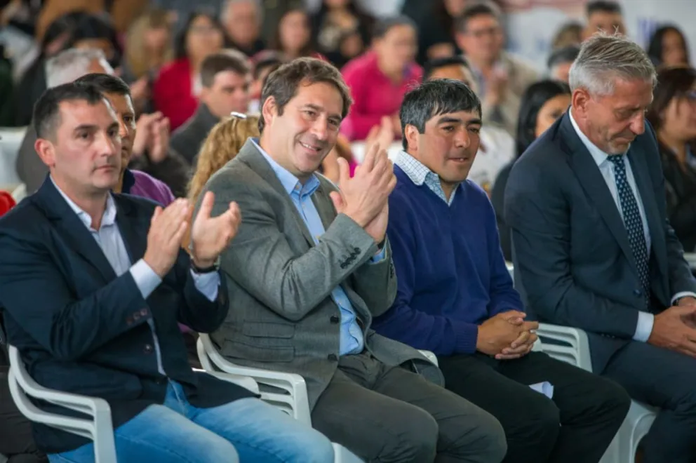 Luque asistió al acto por el centenario de la comuna rural de Aldea Apeleg
